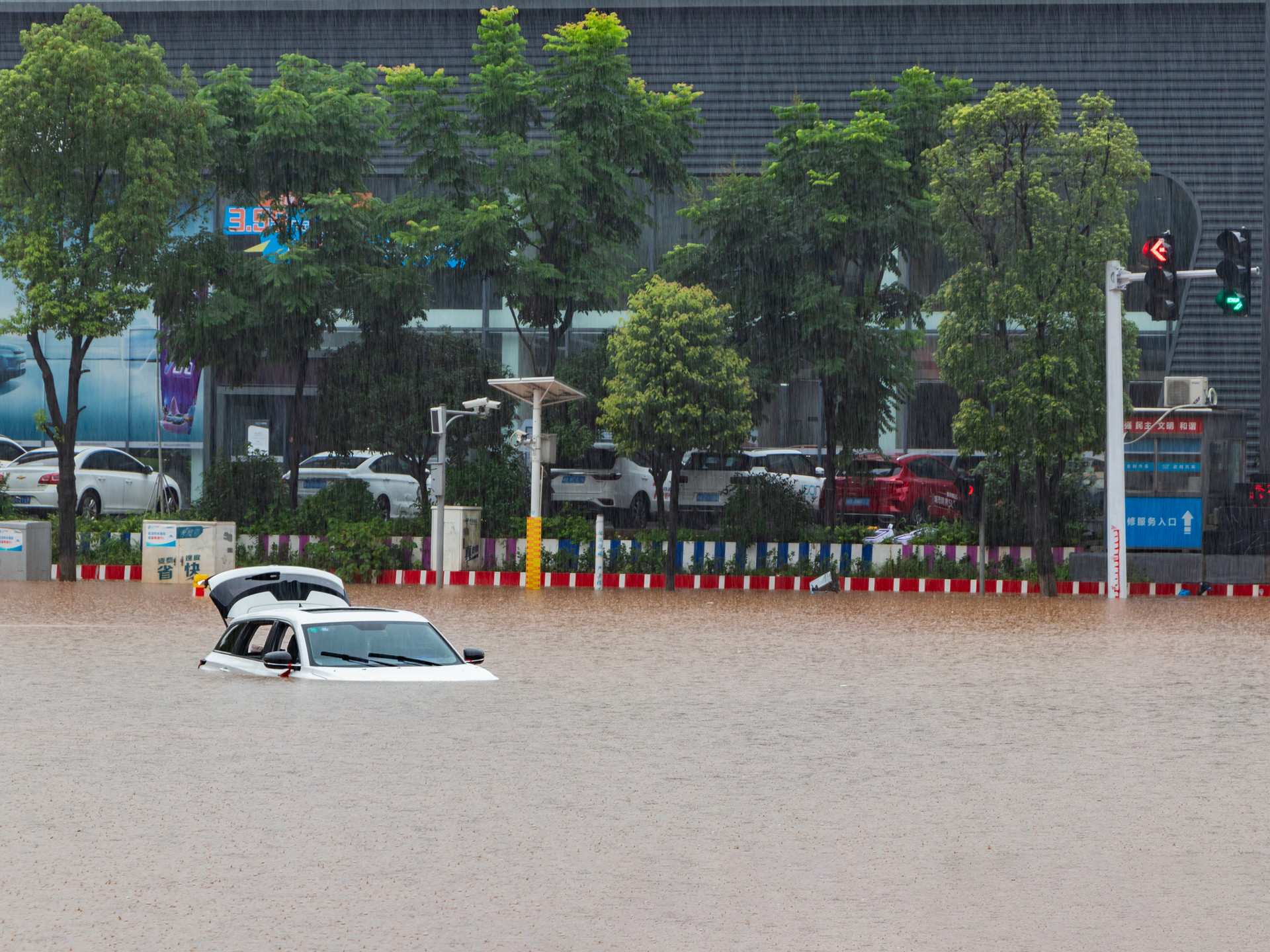 摄图网_501643936_banner_城市暴雨街道洪水内涝（非企业商用）.jpg