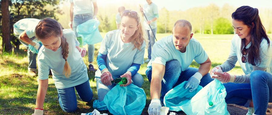 摄图网_300126643_wx_志愿服务慈善人与生态理念公园垃圾袋清洁区的群快乐志愿者志愿者用垃圾袋清洁公园区域志愿者用垃圾袋清洁公园区域（非企业商用）.jpg